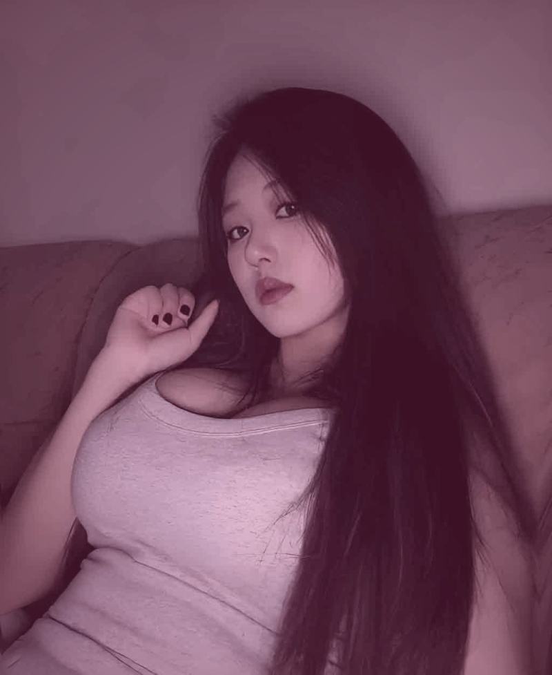 奥斯卡小金人奖杯与电影放映机胶卷交叠的抽象概念图