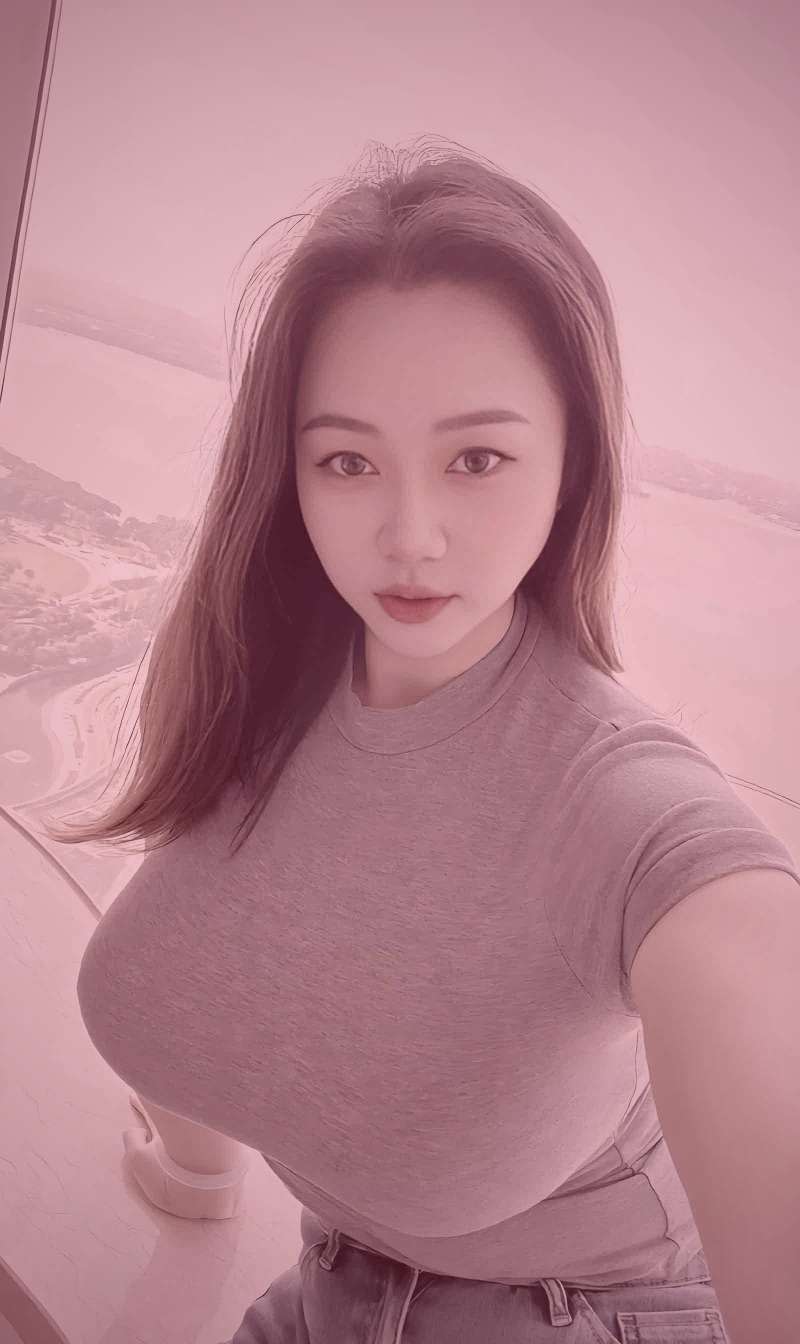 都市暗巷中的追击场景，光影对比强烈