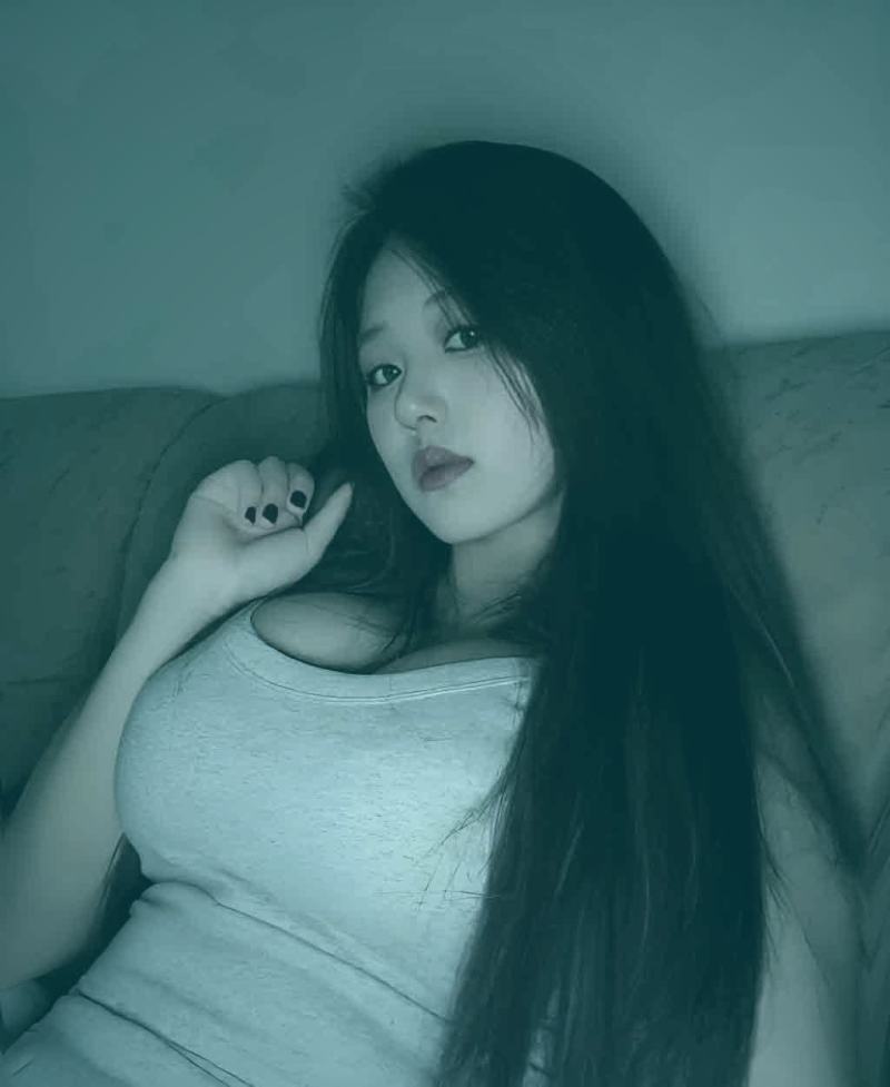 柏林电影节红毯与影院座椅交错的概念图