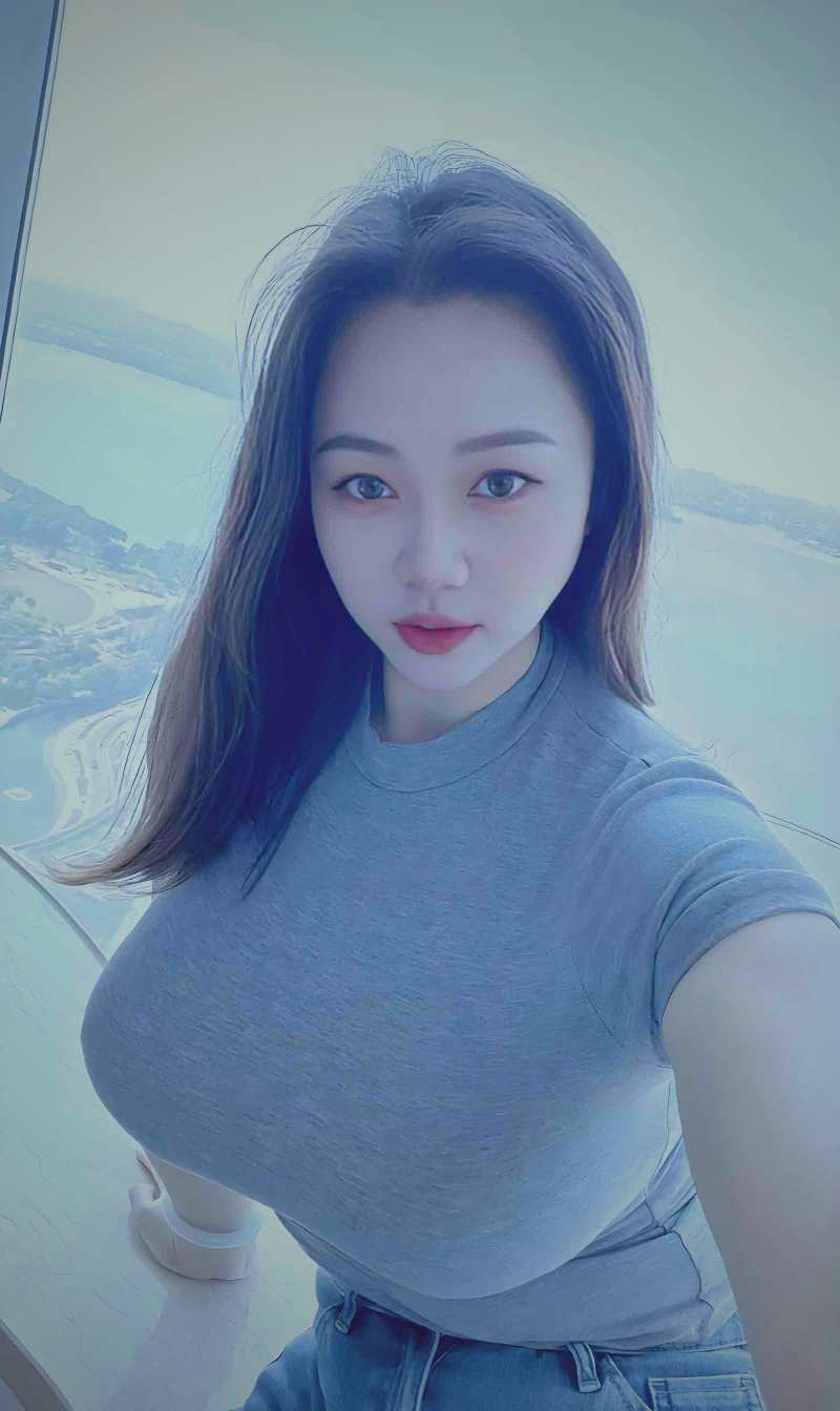 胶片与书籍散落在木质桌面，象征电影与文学的沉思气质