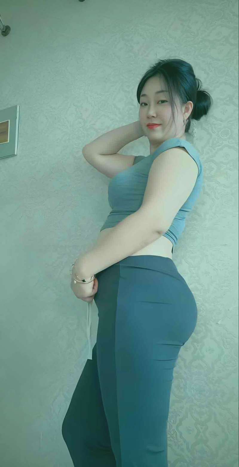 导演在片场通过监视器审视画面，氛围专注