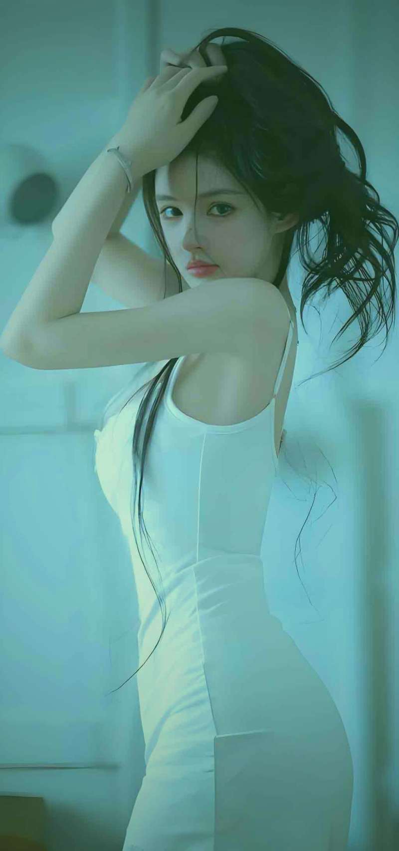 电影院大银幕上正在播放一部欧洲文艺片的特写画面，观众沉浸其中