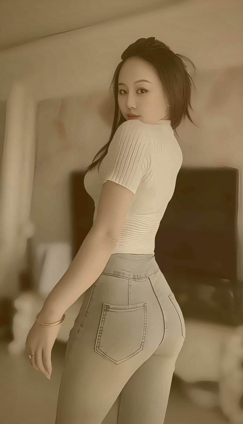 带有超现实色调或诡异构图，暗示非现实元素的韩国犯罪片画面