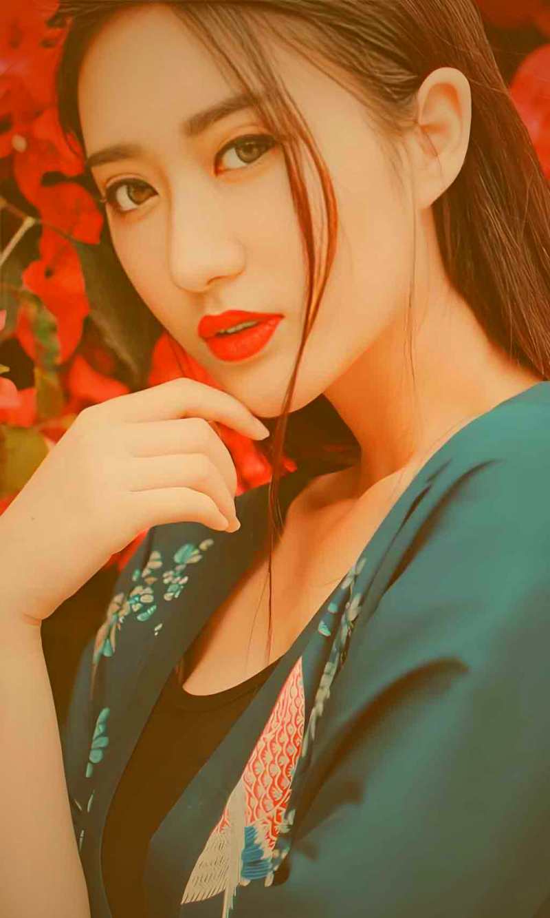 导演在片场指导拍摄的侧影画面，聚焦于镜头构图与光影设计