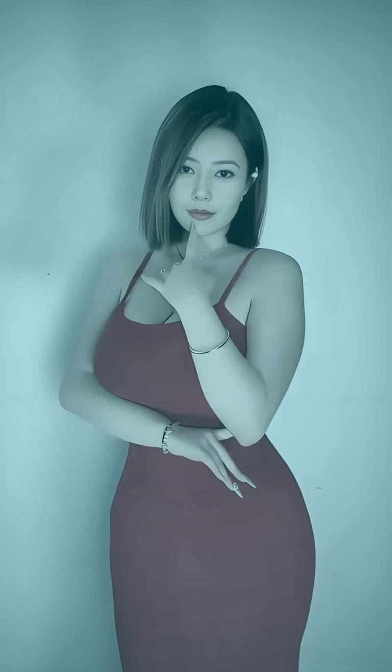 电影拍摄现场导演与摄影师讨论机位设置的场景，体现团队协作的重要性