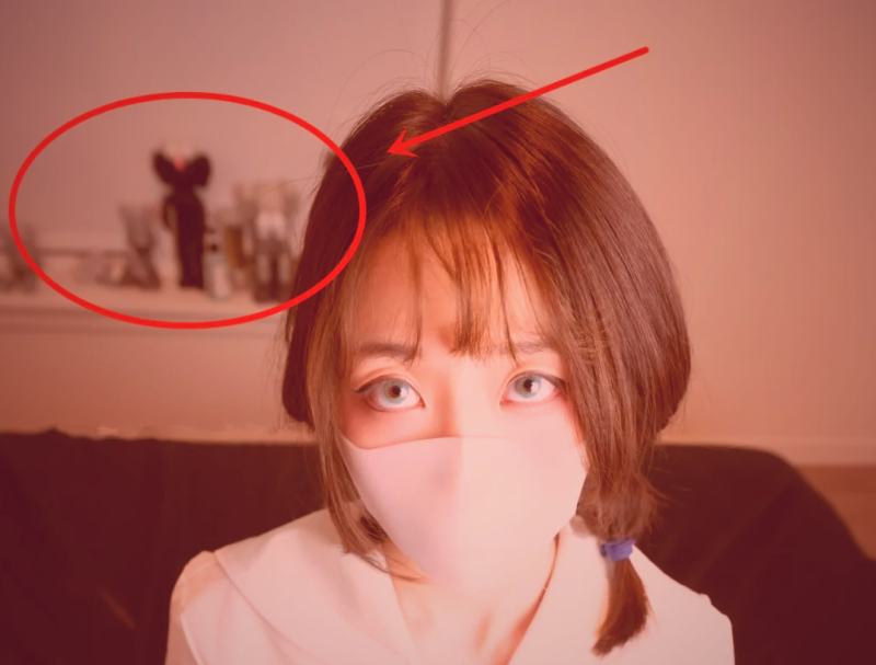 老式电影放映机投射出斑驳光影，画面中隐约可见黑白老电影的人物剪影，营造出怀旧氛围