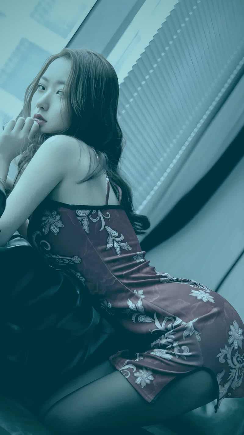 中式民俗恐怖电影中常见的祠堂与红灯笼场景，暗红色调营造压抑氛围