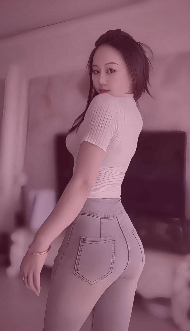 修复版译制片画面中人物特写与背景色调的对比效果