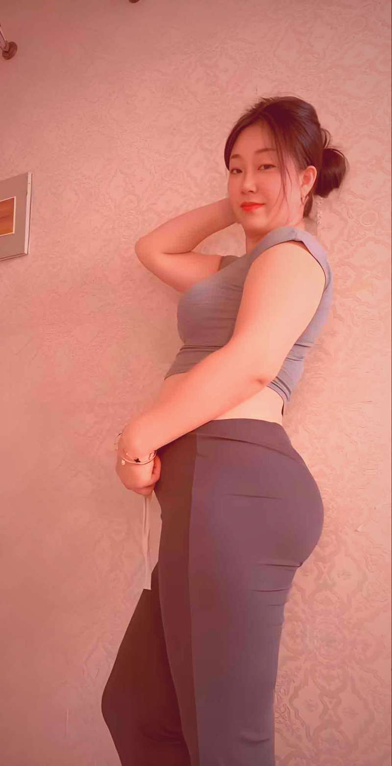 静谧的森林小径与光影交错，象征文艺电影中的治愈意境