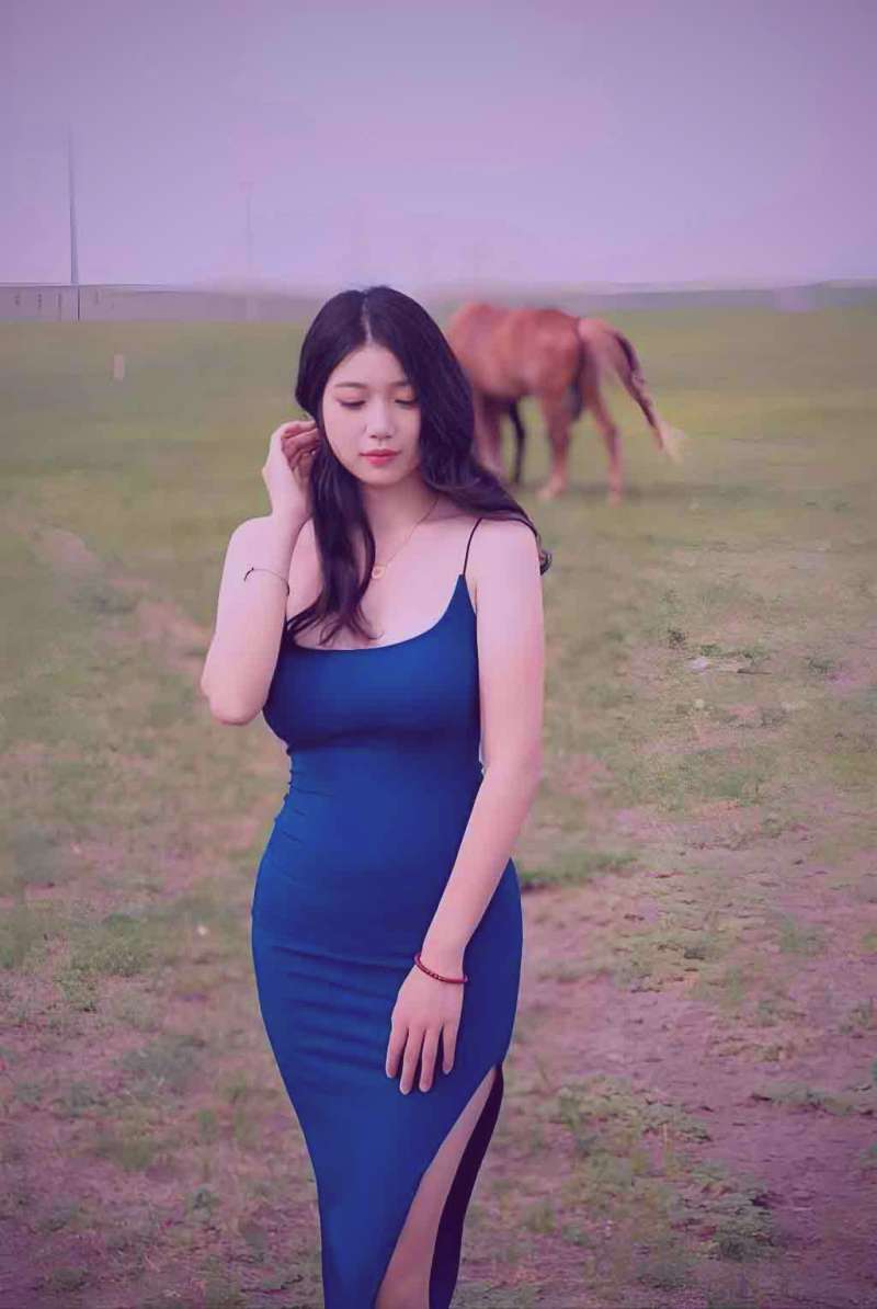 暖色调的室内场景，人物安静阅读，体现文艺电影的治愈氛围