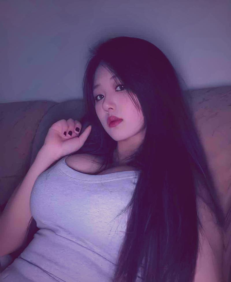 纪实摄影风格的电影画面，光影对比强烈，人物表情凝固在叙事瞬间